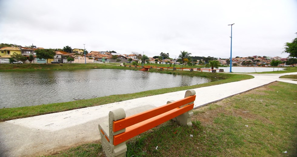 Corpo é encontrado boiando dentro de lago no Pq. Interlagos, em São José