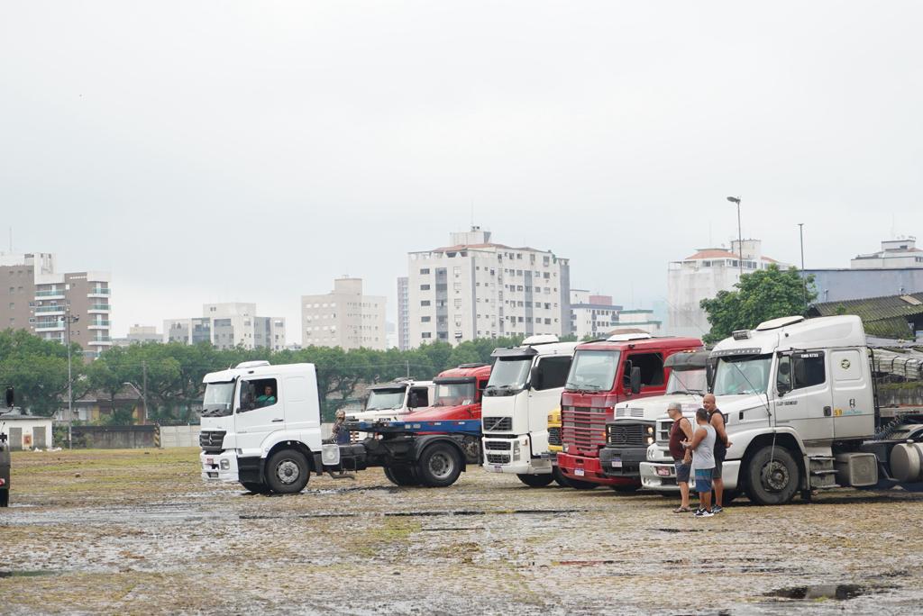 Ministro de Portos e Aeroportos anuncia áreas para estacionamento de caminhões no Porto de Santos