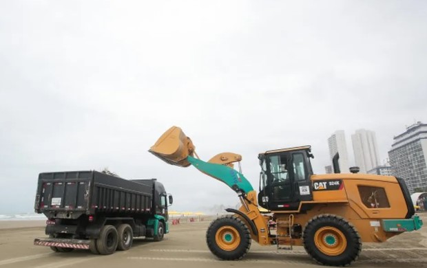 Limpeza da orla: mais de 400 toneladas de lixo são recolhidas no feriado prolongado, em Praia Grande