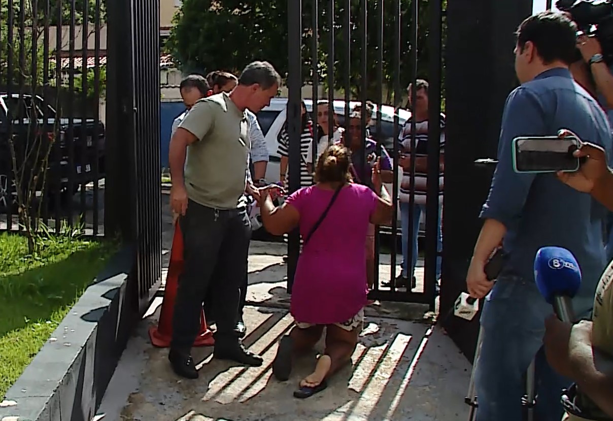 Mãe de suspeito pede perdão à família de idosos mortos em assalto