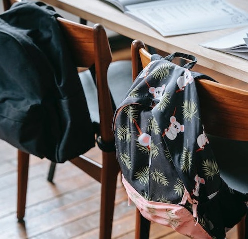 Menino passa mal após ficar no porta-malas de transporte escolar por duas horas