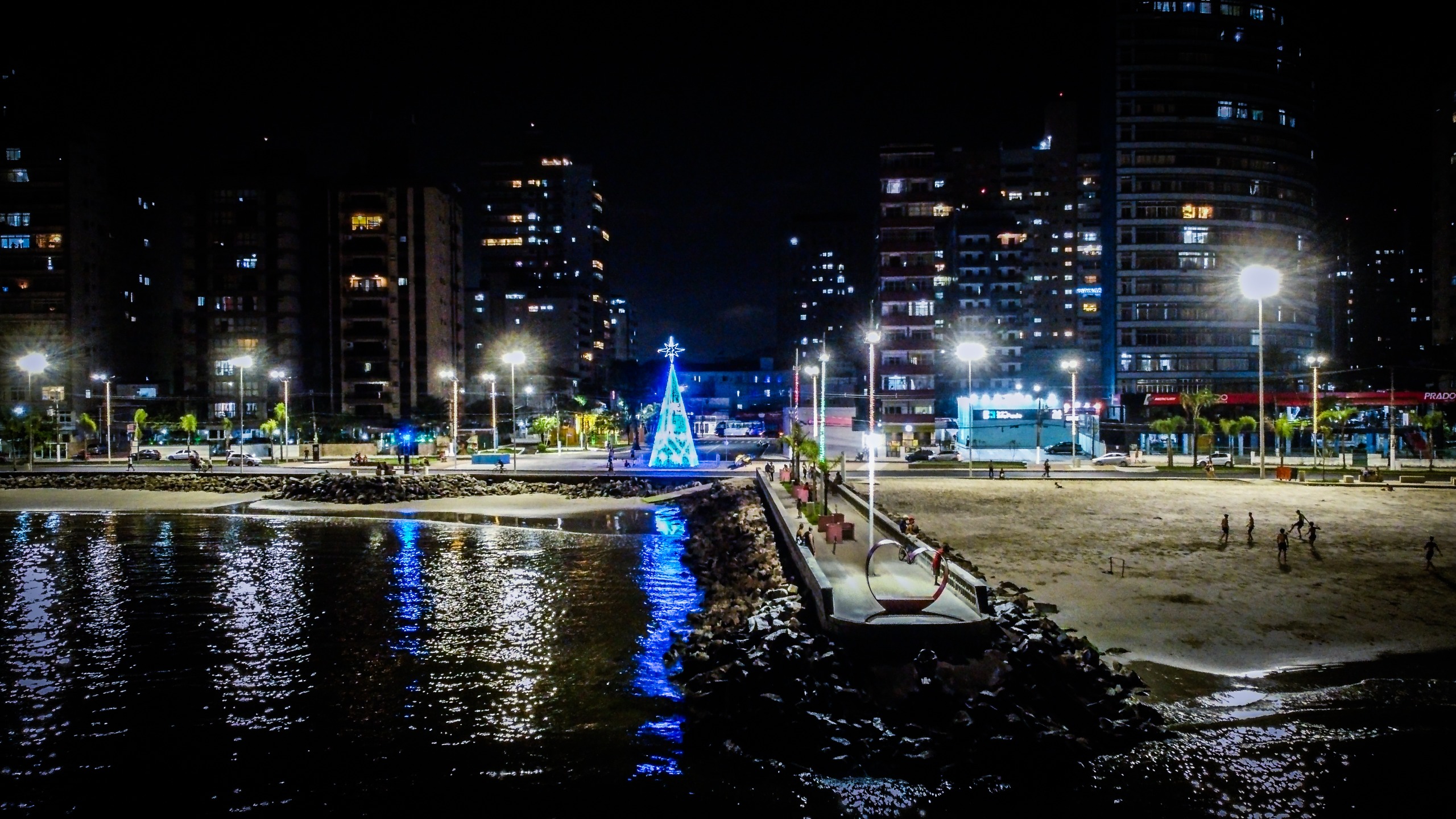 São Vicente revitaliza espaços públicos para receber o Natal de braços abertos