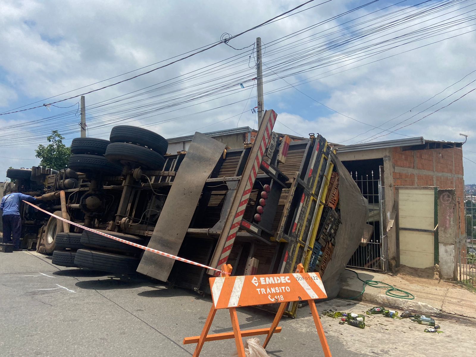 Caminhão tomba e atinge casa em Campinas Caminhão tomba e atinge casa em Campinas
