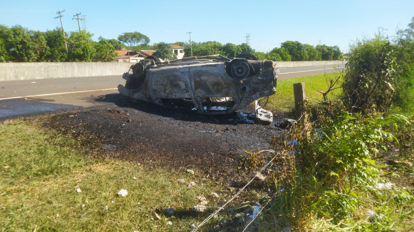 Carro capota e pega fogo em rodovia de Mogi Guaçu