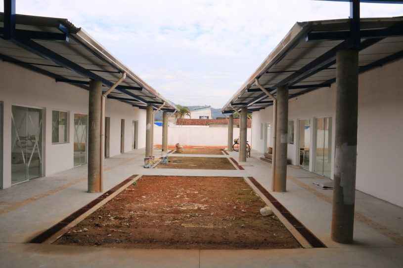 Corpo de mulher é encontrado ao lado de prédio da Prefeitura de Caraguá