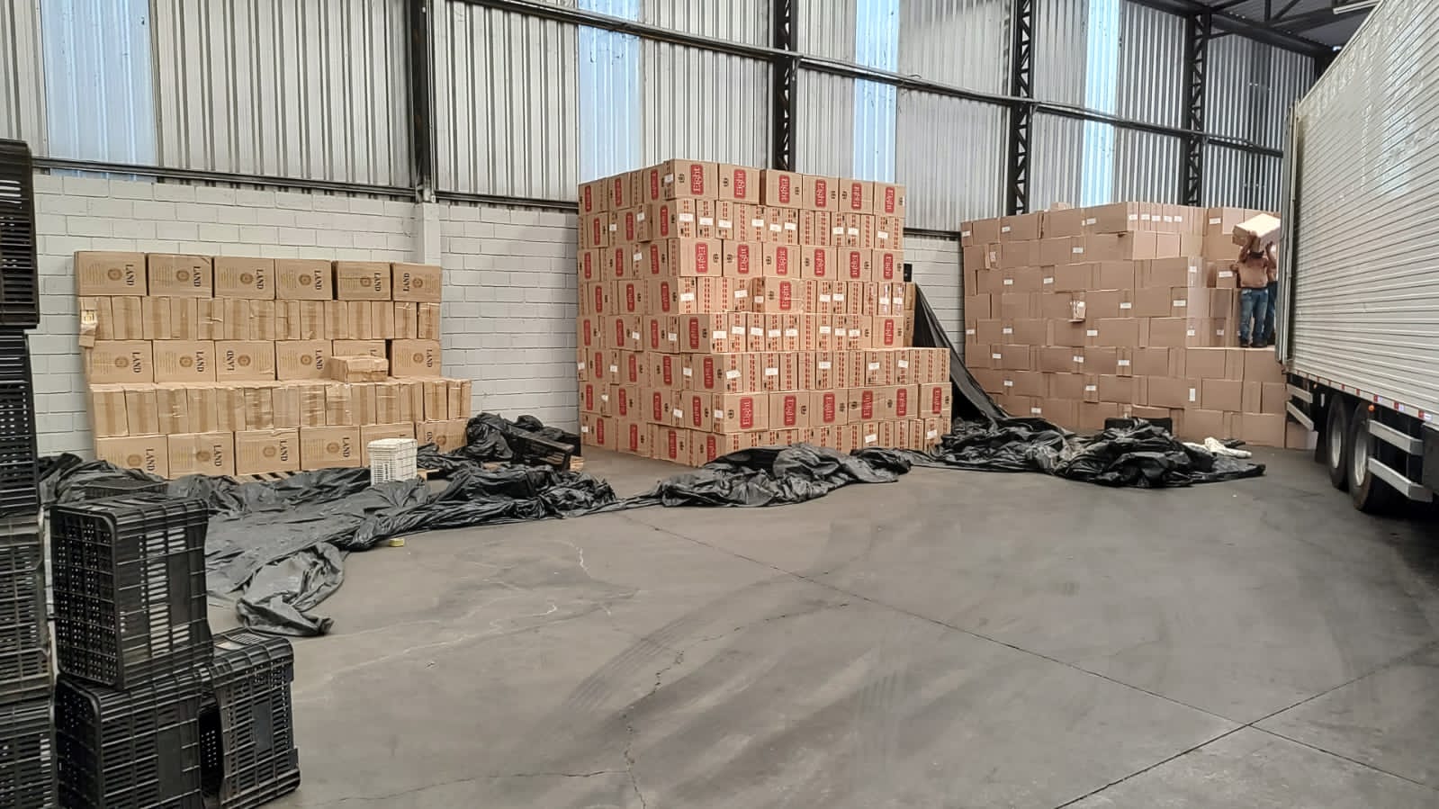 PM apreende 1,8 mil caixas de cigarros contrabandeados em Sumaré