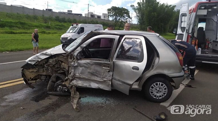 Mulher fica ferida após colisão evolvendo carro e caminhão