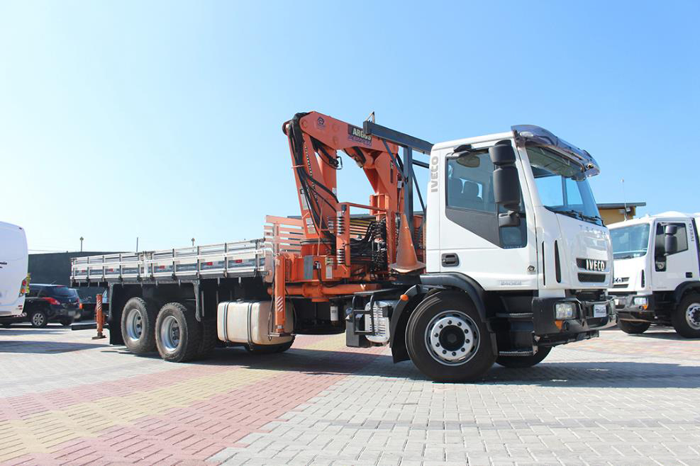 Operador de caminhão morre esmagado por uma lança na Dutra em São José