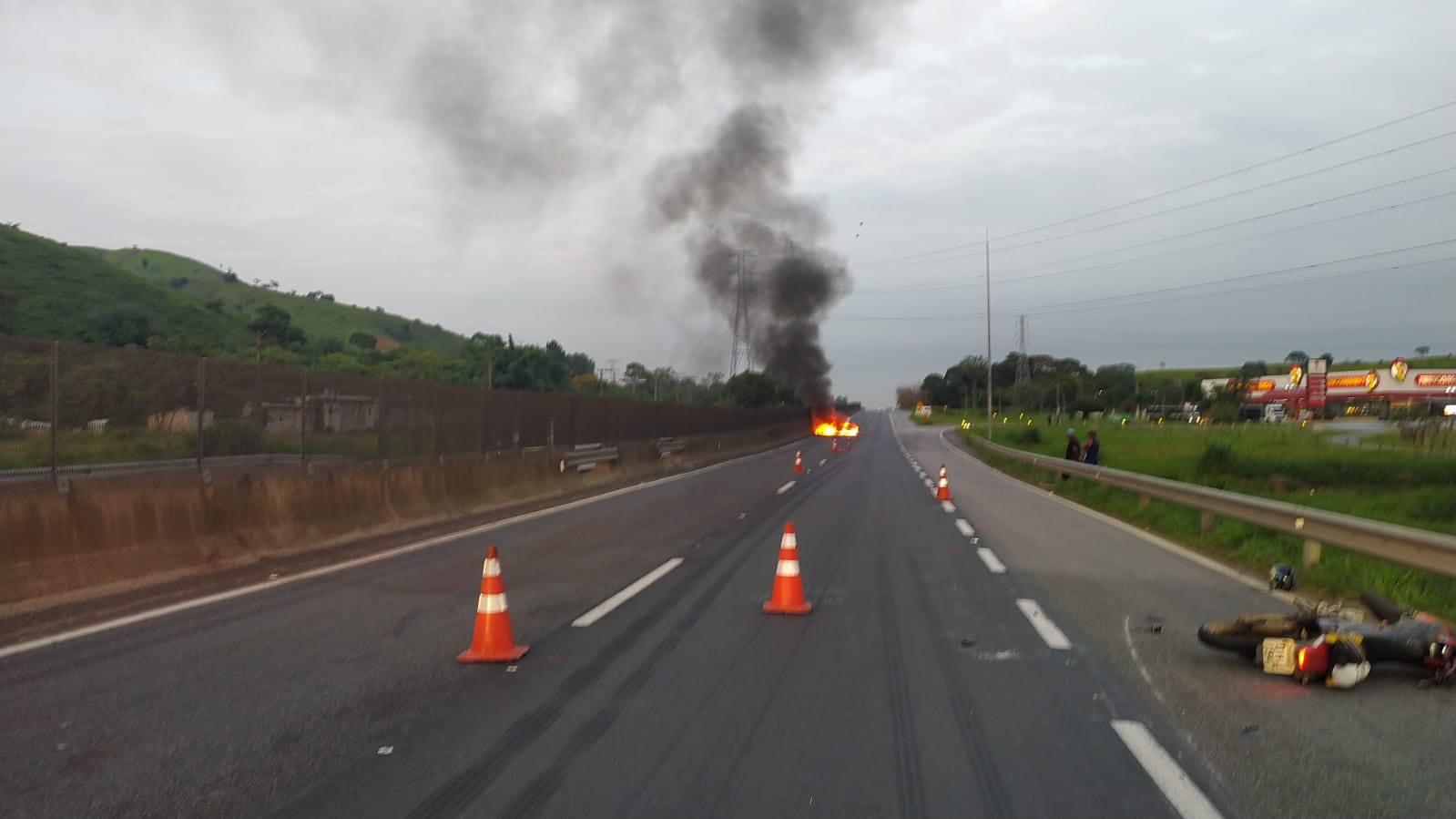 Pedestre morre atropelado e carro pega fogo na Dutra em Aparecida