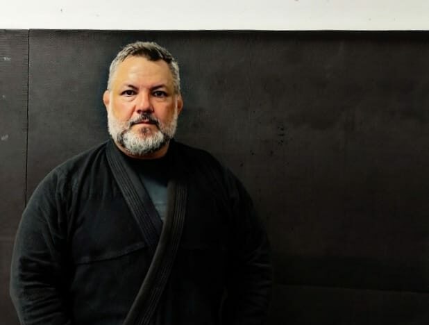 Professor de defesa pessoal promove aula gratuita para mulheres em Santos