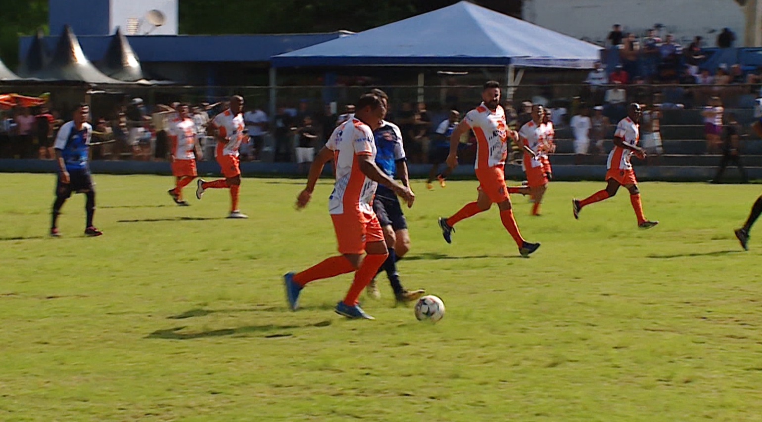 Craques do futebol se reúnem em partida beneficente contra o Al Jariri