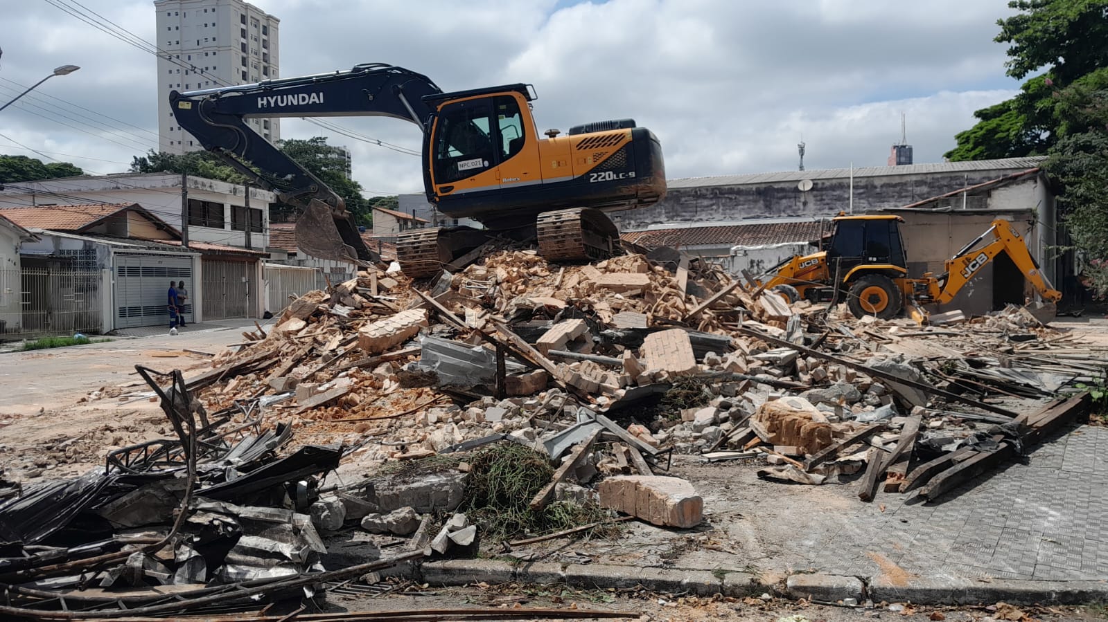 Casa utilizada para venda de drogas é demolida em São José