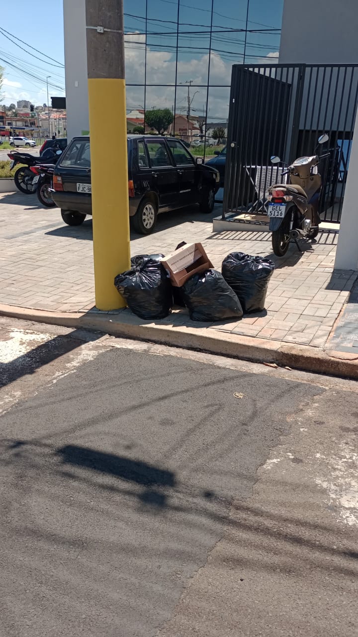 Moradores de Santa Bárbara reclamam que estão sem coleta de lixo há mais de uma semana Moradores de Santa Bárbara reclamam que estão sem coleta de lixo há mais de uma semana