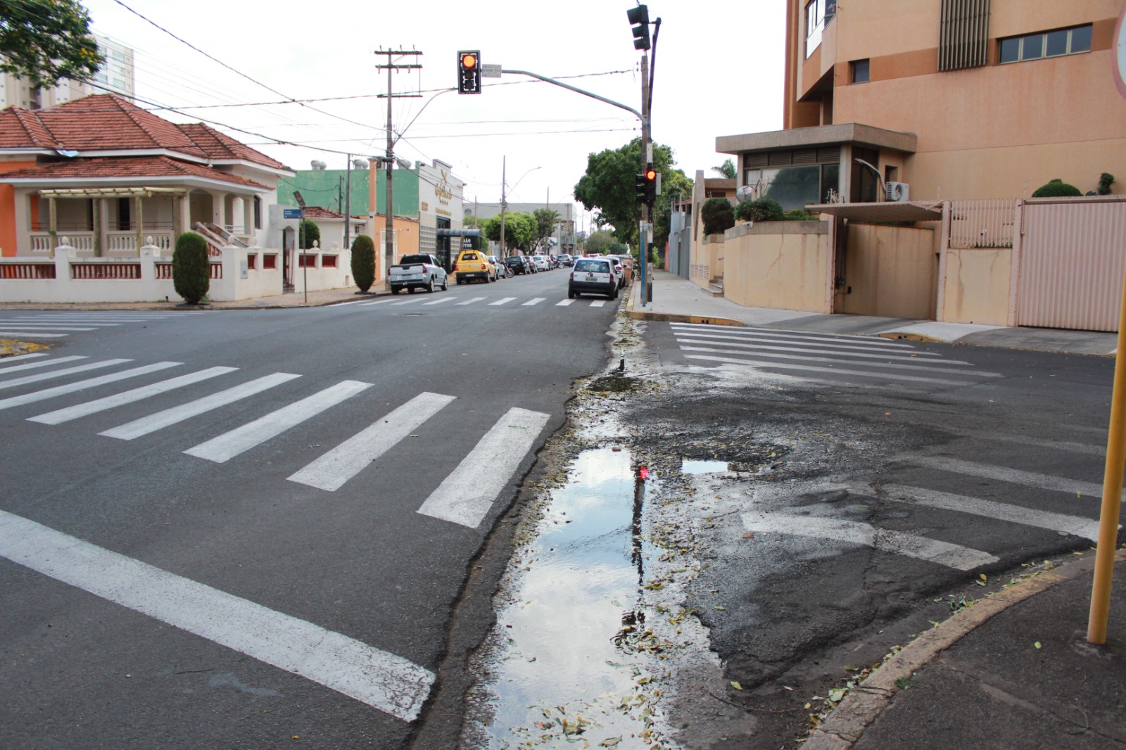 Interdição de trânsito para construção de sarjetão em Araçatuba