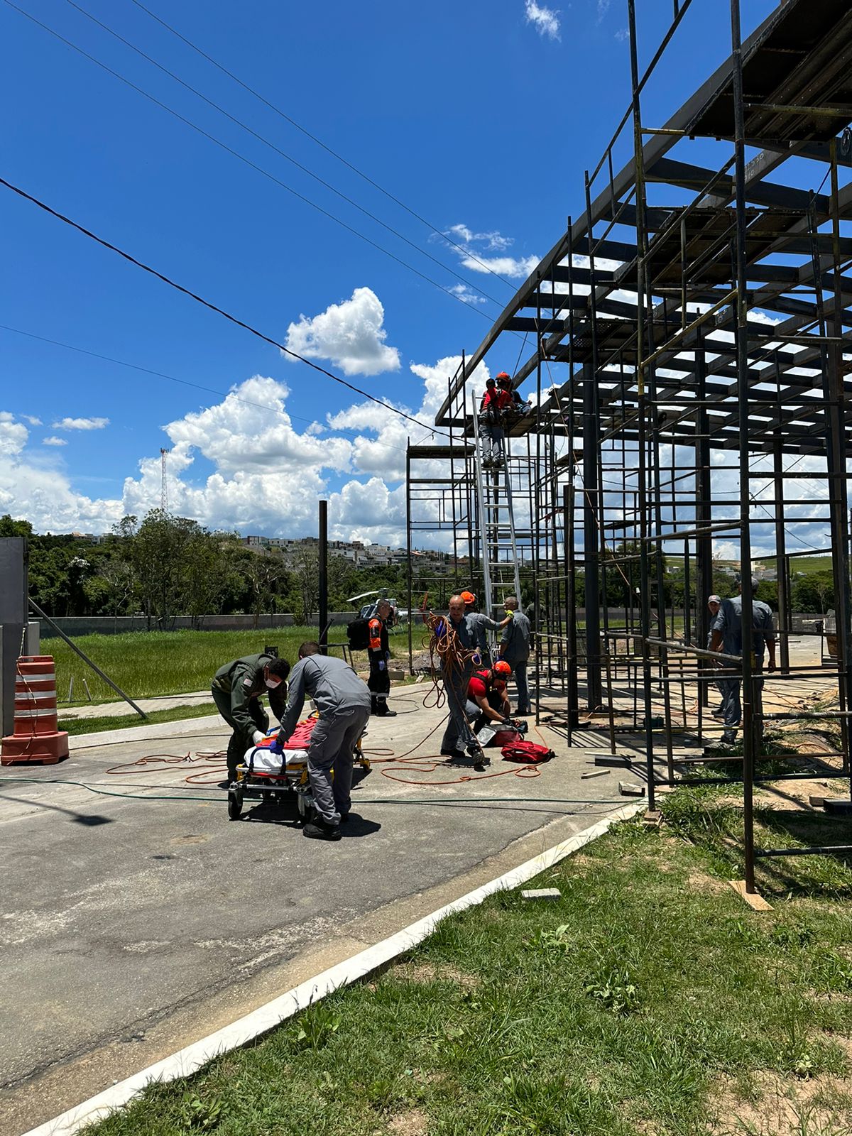 homem Um homem de 35 anos sofreu queimaduras de segundo e terceiro grau na mão esquerda na manhã da quinta-feira (07) na Avenida João Paulo II