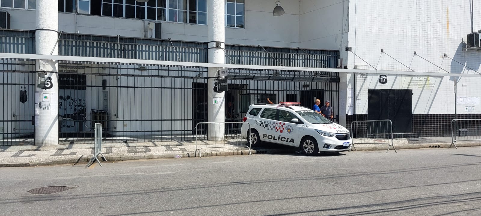 Torcedores do Santos invadem a Vila Belmiro à procura do presidente Rueda