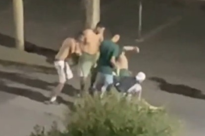 Torcedores agridem homem com socos e chutes no centro de São José