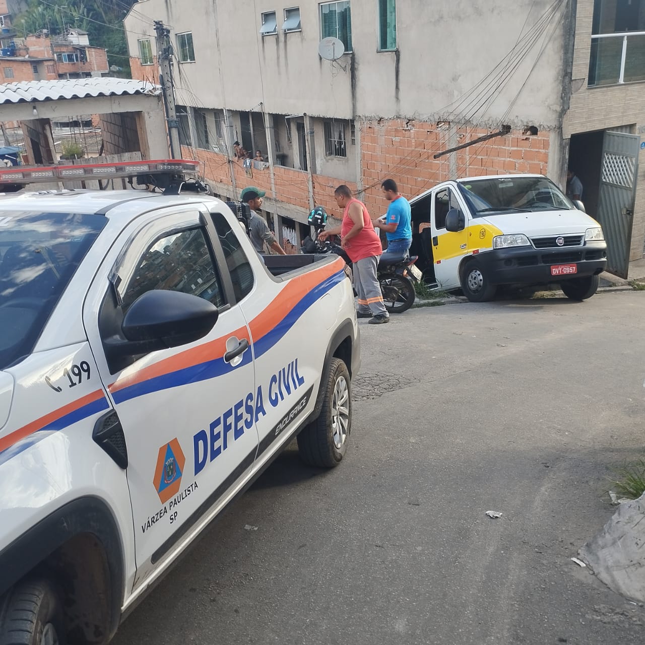 Van escolar invade casa na Vila Real em Várzea Paulista