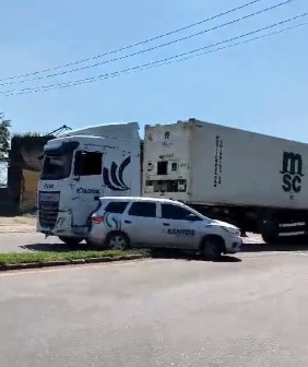 Susto! Caminhão transportando contêiner arrasta carro da Autoridade Portuária de Santos