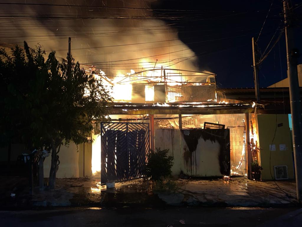 Incêndio destrói casa em Indaiatuba