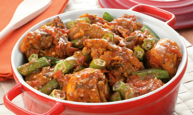 Receita deliciosa de frango com quiabo e polenta cremosa